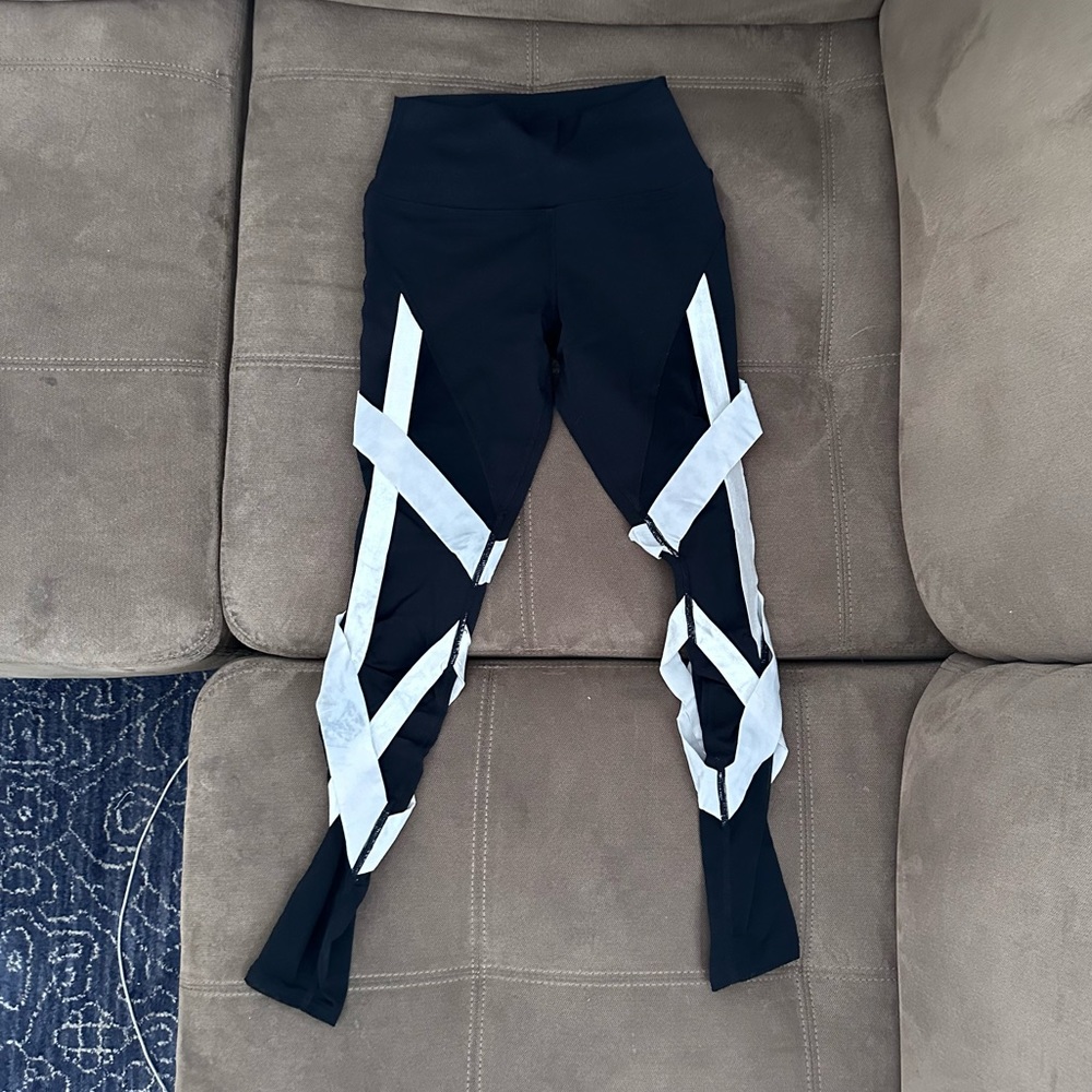 Alo yoga black & white bandage leggings. XS. good used condition.